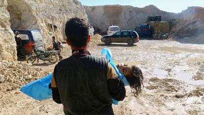 Un hombre con el cad&aacute;ver de un ni&ntilde;o tras un presunto ataque qu&iacute;mico en Siria, el pasado abril. 