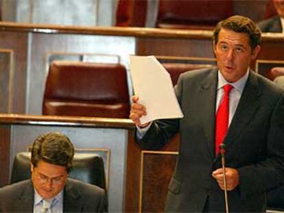 El ministro de Justicia, José María Michavila, en el pleno del Congreso, ayer, junto al ministro Federico Trillo.