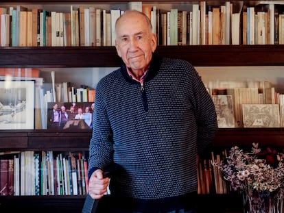 El poeta Joan Margarit retratado en su casa de Barcelona, el 14 de diciembre de 2020.
