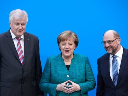 La canciller alemana, Angela Merkel, su aliado b&aacute;varo, Horst Seehofer (izqueirda), y el l&iacute;der del Partido Socialdem&oacute;crata (SPD), Martin Schulz, durante una rueda de prensa tras la ronda de negociaciones celebrada en la sede de la Uni&oacute;n Cristianodem&oacute;crata (CDU), en Berl&iacute;n, el mi&eacute;rcoles.  