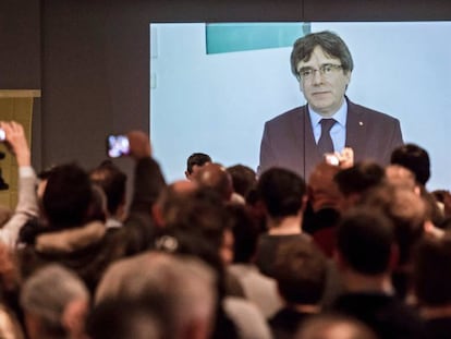 El expresidente Carles Puigdemont interviene en vídeo en Lovaina, este martes.