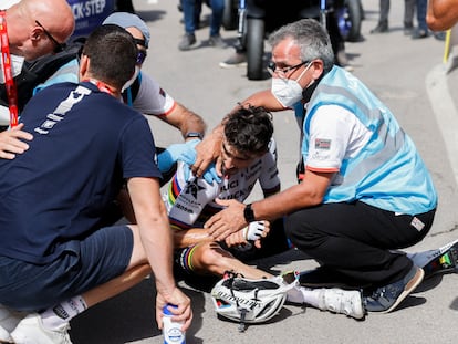 Alaphilippe es tratado por los sanitarios en la carretera y antes de ser trasladado en ambulancia al hospital.