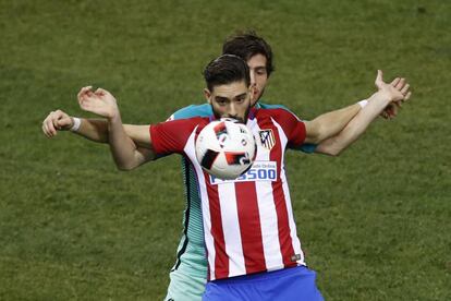 El centrocampista belga del Atlético de Madrid Yannick Ferreira-Carrasco (primer término) y el defensa del Barcelona Sergi Roberto Carnicer.