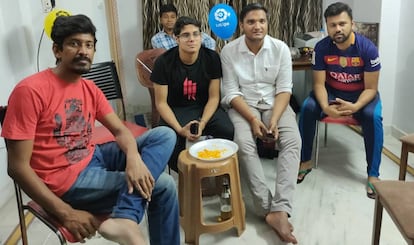 Sujoy Saha, el ganador de Calcuta (camiseta del Barça), con sus amigos.