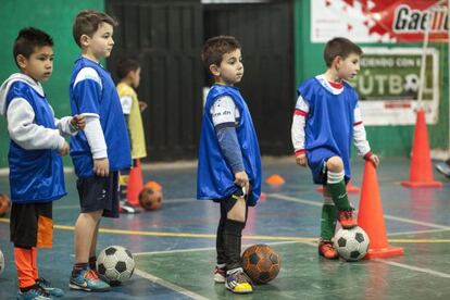 Niños del Club Parque entrenan en un campo de fútbol sala de Buenos Aires.