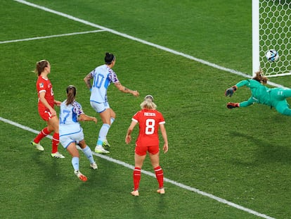 Alba Redondo marca el segundo gol de España ante Suiza en los octavos de final del Mundial de Australia y Nueva Zelanda, en Auckland este sábado.