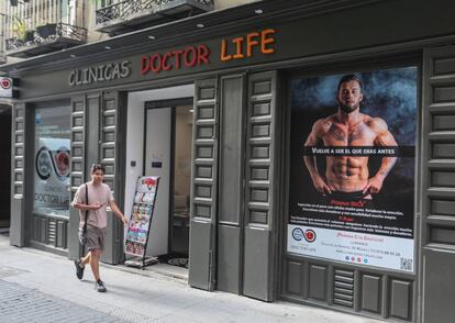 La clínica Doctor Life, con un cartel que anunciaba un tratamiento con células madre, la semana pasada.