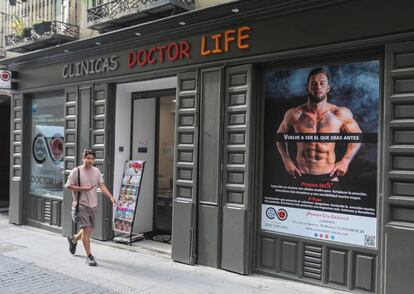 La clínica Doctor Life, con un cartel que anunciaba un tratamiento con células madre, la semana pasada. 