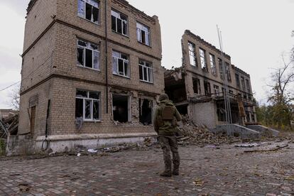 A police officer stands in front of a damaged building, amid Russia's attack on Ukraine, in the town of Avdiivka, Donetsk region, Ukraine, October 17, 2023.