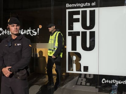 Registro de la Guardia Civil en la sede de Convergència, en 2015.