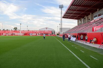 El encuentro de liga femenina de fútbol que estaba previsto que se jugase esta noche entre la UD Granadilla Tenerife y el Sevilla FC en Sevilla