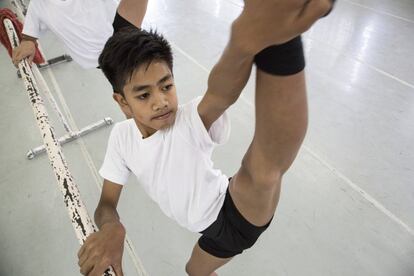 John Edmar Sumera, de 15 años, calienta durante las clases en Academy One. A pesar de sus iniciales problemas de adaptación, su tesón y la ayuda de los profesores le han llevado a recibir una beca en la Royal Ballet School de Londres. 