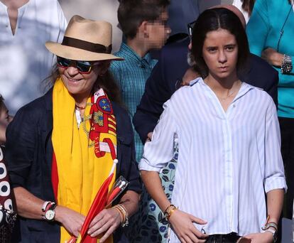 La Infanta Elena, junto a su hija Victoria Federica, durante el desfile la Fiesta del 12 de Octubre.