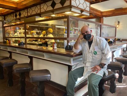 Carlos Siri, dueño del restaurante Antigua Fuente, antes del ataque de este viernes 25 de marzo, Santiago.