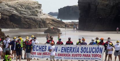 Los trabajadores de Alcoa se manifiestan, junto a sus familias, en la emblemática playa de As Catedrais, en Ribadeo, Lugo (Galicia), el 26 de julio. 