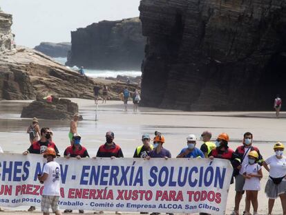 Los trabajadores de Alcoa se manifiestan, junto a sus familias, en la emblemática playa de As Catedrais, en Ribadeo, Lugo (Galicia), el 26 de julio. 