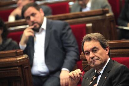 El presidente de la Generalitat, Artur Mas y el lider de ERC, Oriol Junqueras (i), durante la sesión de control.