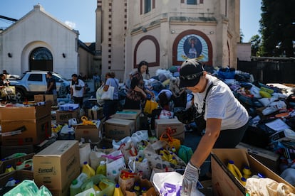 Personas reciben donaciones para los afectados por las inundaciones de Bahía Blanca este lunes, en la Parroquia Nuestra Señora de Caacupé en el Barrio de Caballito, Buenos Aires.