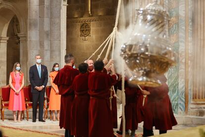 La princesa Leonor, junto al rey Felipe VI, la reina Letizia y la infanta Sofía, contemplan en la catedral de Santiago de Compostela el ritual del botafumeiro, el enorme incensario usado desde la Edad Media durante la ceremonia religiosa y la ofrenda al apóstol Santiago. 