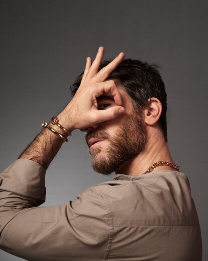 Pulseras y cadena, todo de Unode50. Camisa de Hermès.