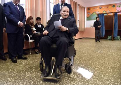 El presidente argelino, Abdelaziz Buteflika, vota en noviembre de 2017 en un puesto de la capital argelina con motivo de unas elecciones locales.