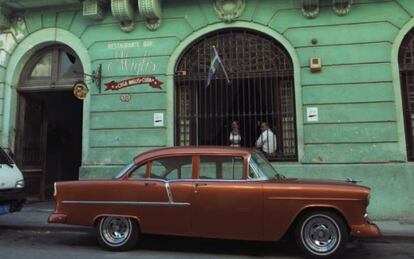 Um carro antigo estacionando em frente ao restaurante Casa Miglis.