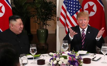 Ambos se sentaron el uno al lado del otro -no frente a frente, como en su primera cumbre de Singapur- alrededor de una pequeña mesa redonda dispuesta para ellos y sus acompañantes en el Hotel Metropole de la capital vietnamita.