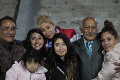 Las hermanas Ixhel, Mildred e Ireetzy Romero, posan con sus familiares a su salida de la cárcel de Santa Martha, en Ciudad de México, este miércoles.