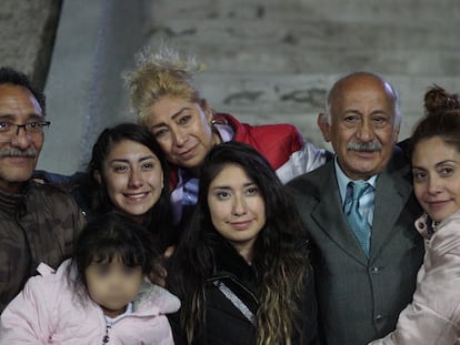 Las hermanas Ixhel, Mildred e Ireetzy Romero, posan con sus familiares a su salida de la cárcel de Santa Martha, en Ciudad de México, este miércoles.