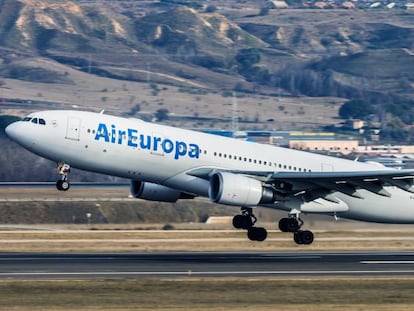 Un avión de Air Europa despegando el aeropuerto Adolfo Suárez Madrid-Barajas.