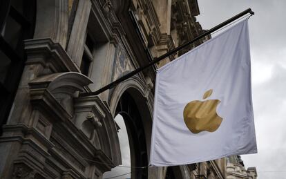 Una bandera con el símbolo de Apple decora el exterior de una tienda de la empresa en el centro de Londres.