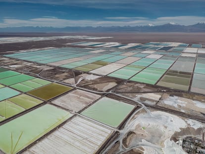 Piletas de salmuera son transformadas lentamente en litio en la mina de Albemarle.