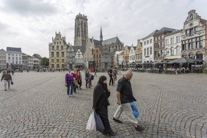 Varias personas por el centro de Malinas (B&eacute;lgica).