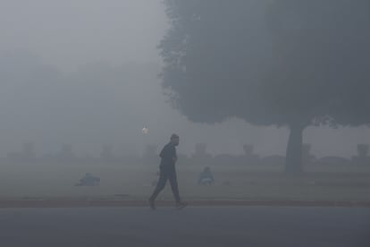 Un hombre corre en Nueva Delhi (India), una de las ciudades del mundo más golpeadas por la polución.