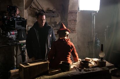 Matteo Garrone, en el rodaje de 'Pinocho', con el niño Federico Ielapi.