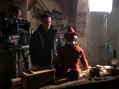 Matteo Garrone, en el rodaje de 'Pinocho', con el niño Federico Ielapi.