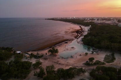 Vista aérea de una playa pública en Playa del Carmen, Quintana Roo, México.