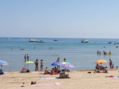 Unos bañistas en la playa de Peñíscola, en Castellón.