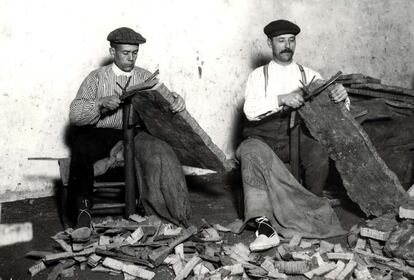 Dos homes tallant panes de suro amb gavinet i guia, per a treure material per a taps (anys 20). L'autor de la foto va ser Jaume Ferrer i procedeix de l'arxiu del Museu del Suro de Pallafrugell.