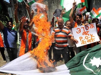 Manifestantes queman este jueves una bandera de Pakistán en Jammu. 