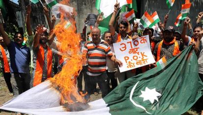 Manifestantes queman este jueves una bandera de Pakistn en Jammu. 