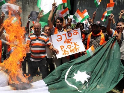 Manifestantes queman este jueves una bandera de Pakistán en Jammu. 