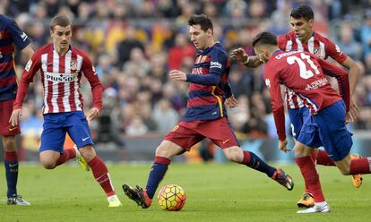 Messi dispara entre Griezmann y Carrasco.