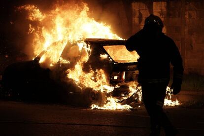 Un vehículo ardiendo en el acceso a Luego esde el polígono industrial del CEAO, durante la jornada de huelga general.