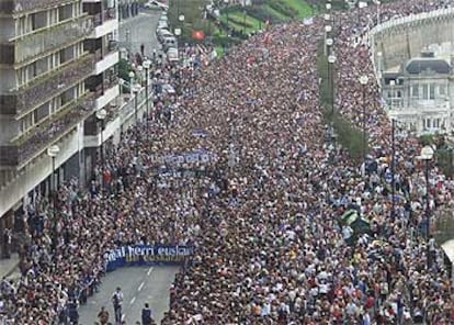 La manifestación llega al centro de San Sebastián por el paseo de la Concha.