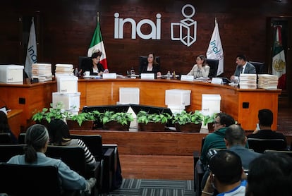 Los cuatro comisionados restantes del INAI en el pleno del instituto: Norma Julieta del Río, Blanca Ibarra, Josefina Vergara y Adrián Alcalá.