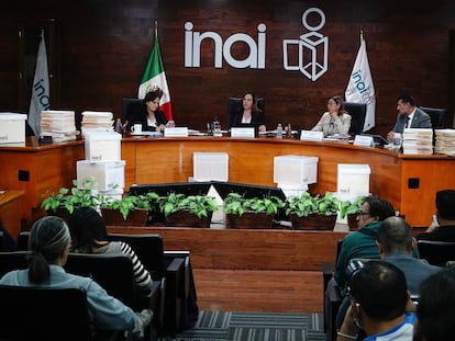 Norma Julieta del Río, Blanca Ibarra, Josefina Vergara y Adrián Alcalá, durante una conferencia a medios en el pleno del INAI.