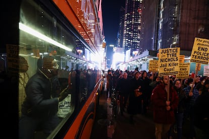 Manifestantes durante la protesta por la muerte de Tyre Nichols en Nueva York (EE UU), el viernes. En la serie de grabaciones se ve a los policías intentando reducir al sospechoso junto a su coche, antes de que el hombre, desde el suelo, logre zafarse y escapar a pie. Varios minutos después, lo alcanzan tras una persecución y empieza la lluvia de puñetazos, porrazos y patadas, así como las descargas de las pistolas eléctricas.