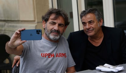 Eduard Fernández y Òscar Camps bromean con un móvil en San Sebastián.