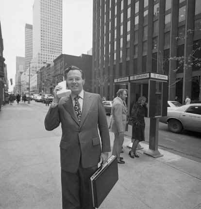 John f. Mitchell, vicepresidente de Motorola, con uno de los primeros modelos de teléfono móvil.